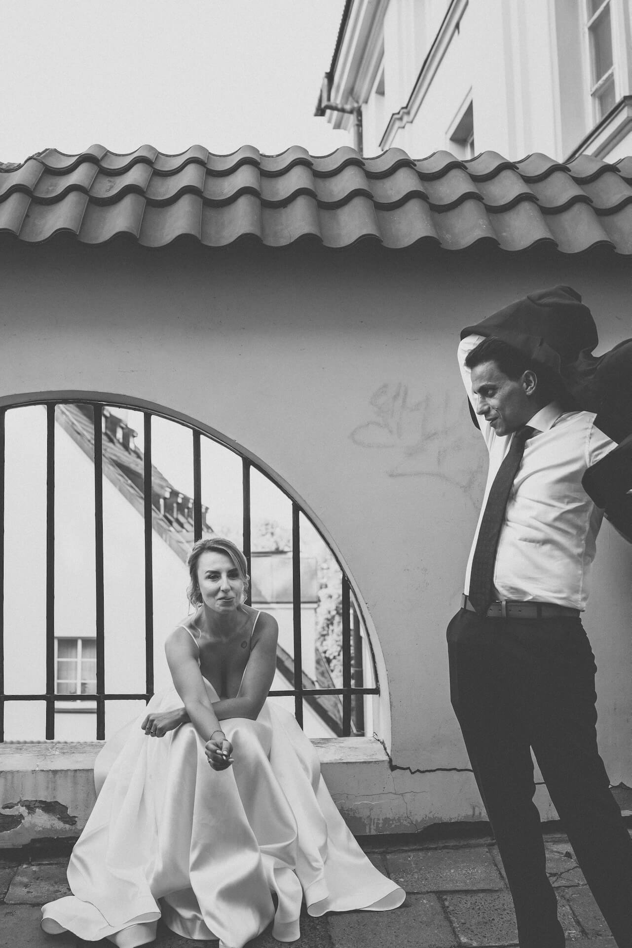 Sesja w dniu ślubu – para młoda Warszawa starówka kadry spomiędzy