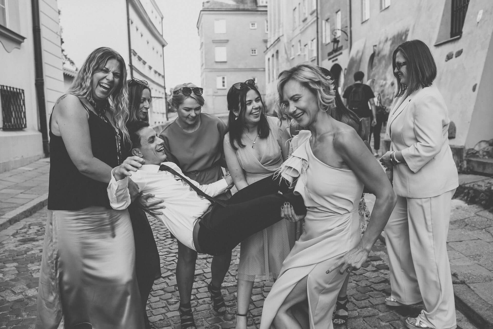 Sesja w dniu ślubu – plener z gośćmi Warszawa