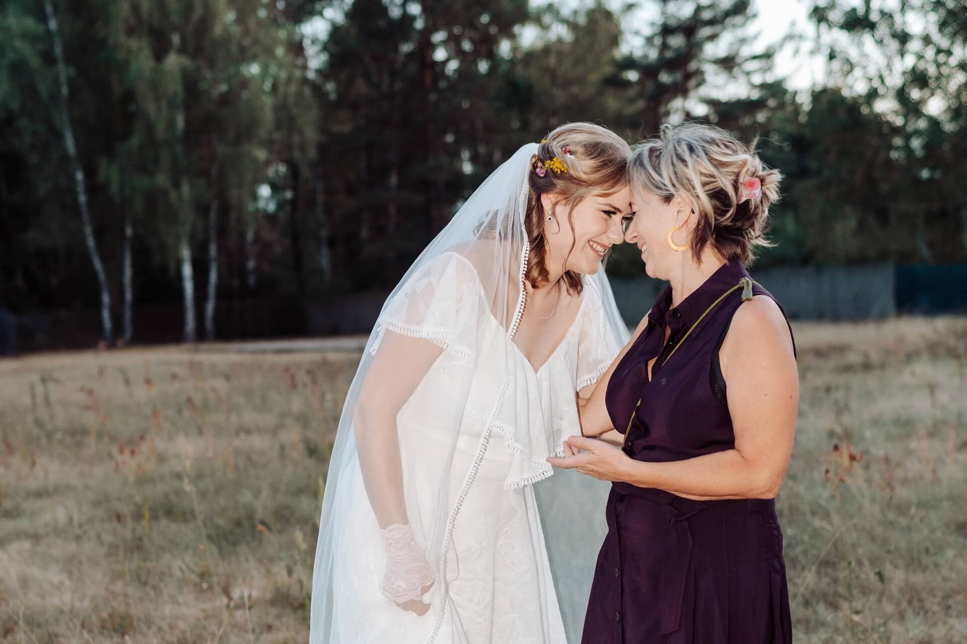 Fotograf emocji na wesele slub w plenerze siedlisko malcanow panna mloda z kuzynka