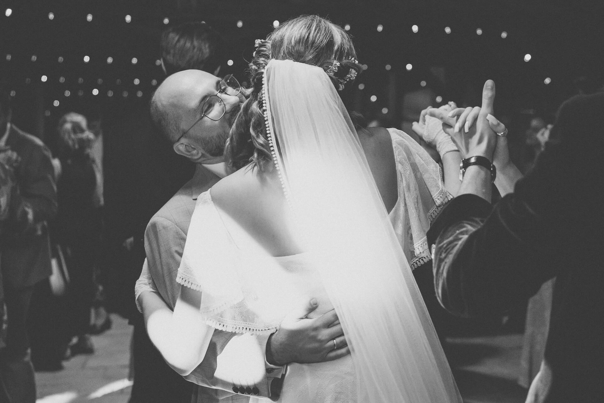 Fotograf emocji slub w plenerze warszawa taniec wesele w altanie ogrodowej