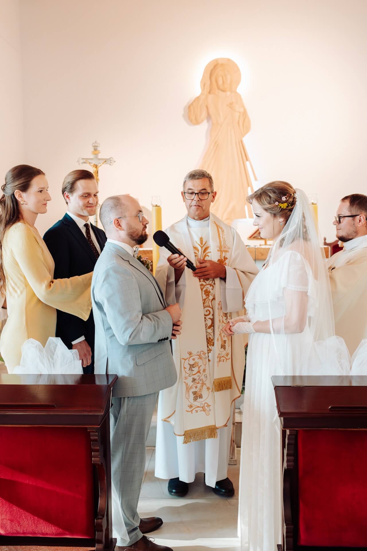 Fotograf na slub mazowsze przysiega slubna w kosciele wiazowna