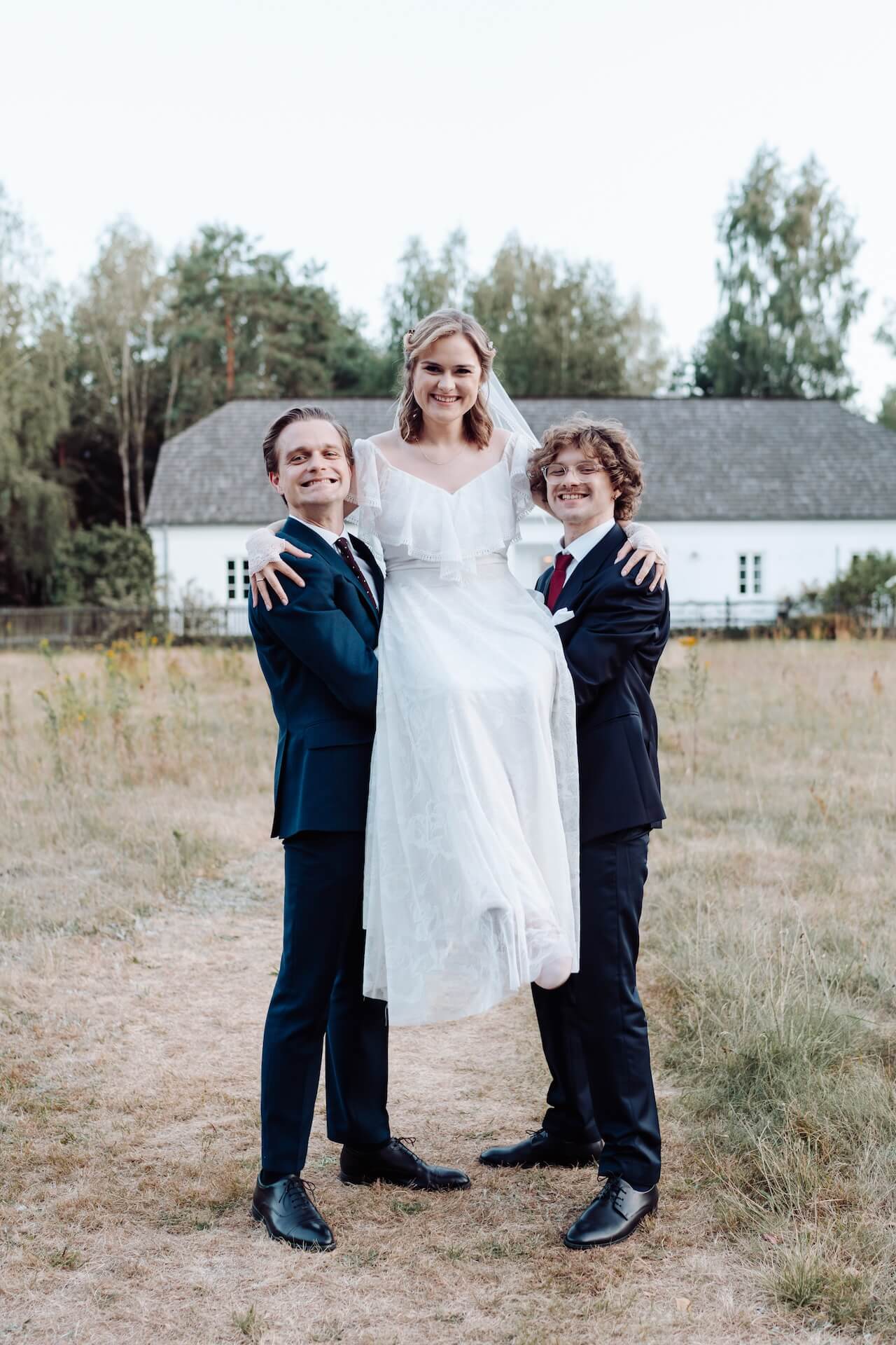 Fotograf na wesele plenerowe siedlisko malcanow panna mloda z bracmi