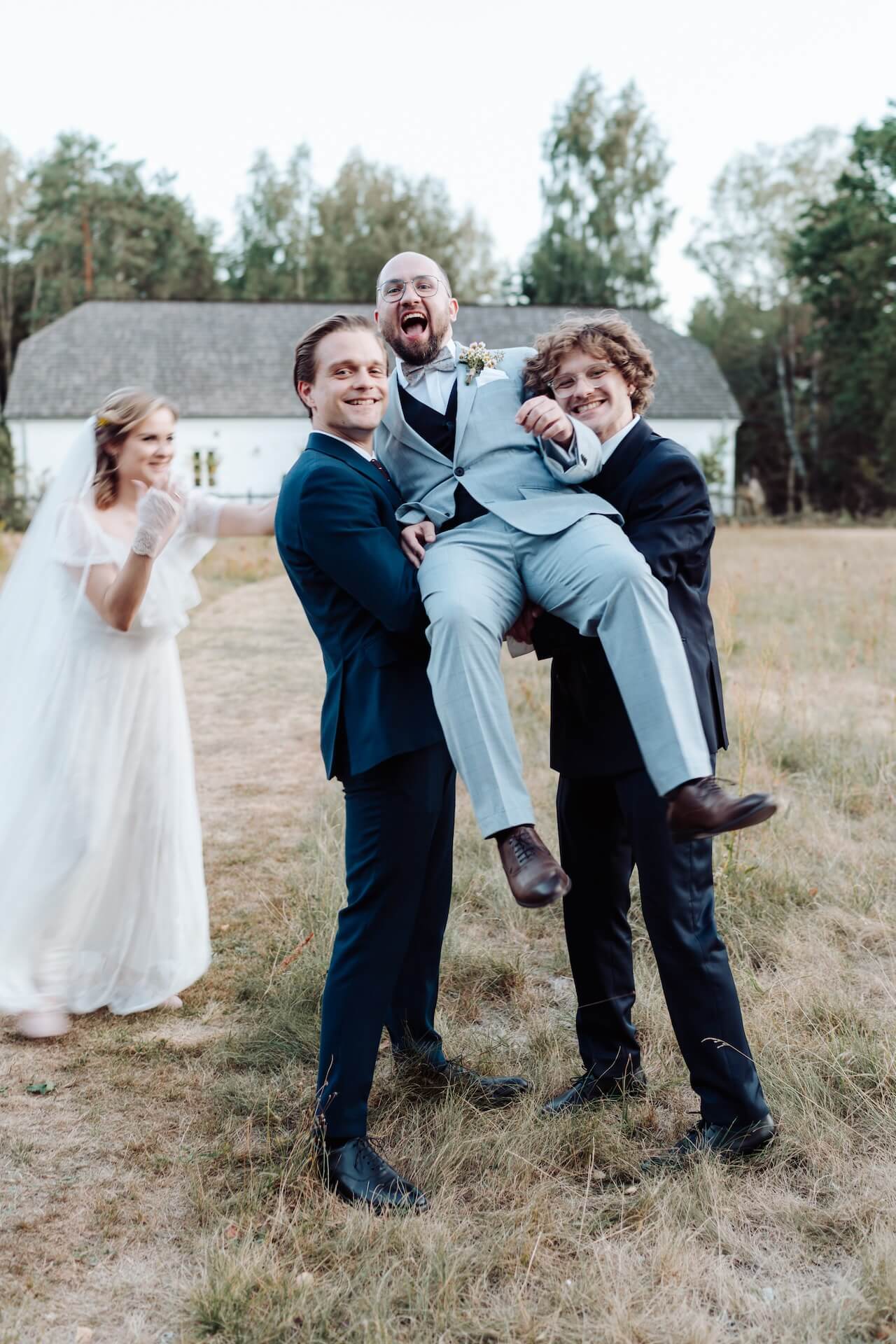 Najlepszy fotograf na wesele otwock siedlisko malcanow pan mlody na rekach braci mlodej