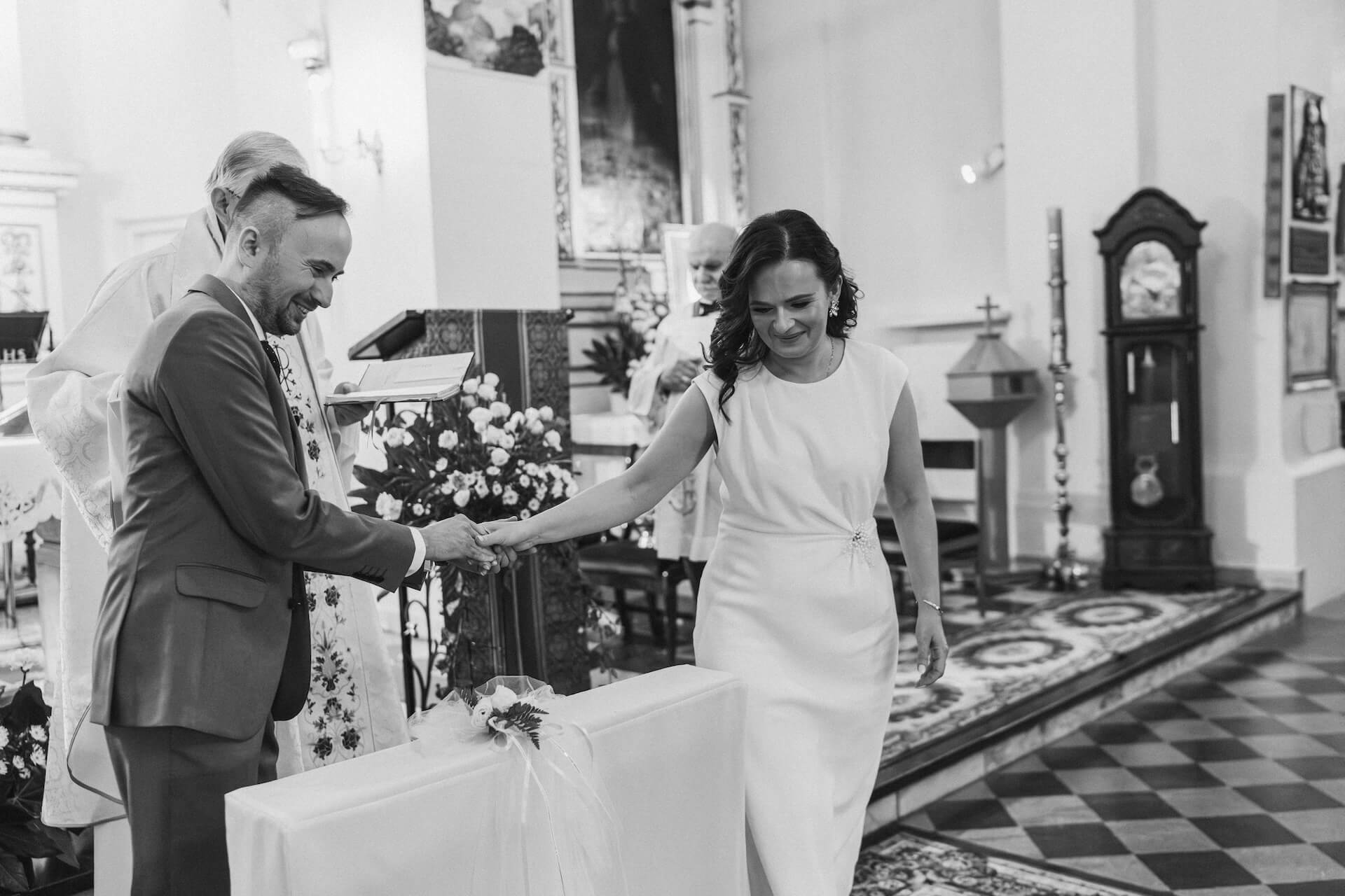 Fotograf na kameralny slub warszawa wola kosciol sw stanislawa ceremonia zaslubin