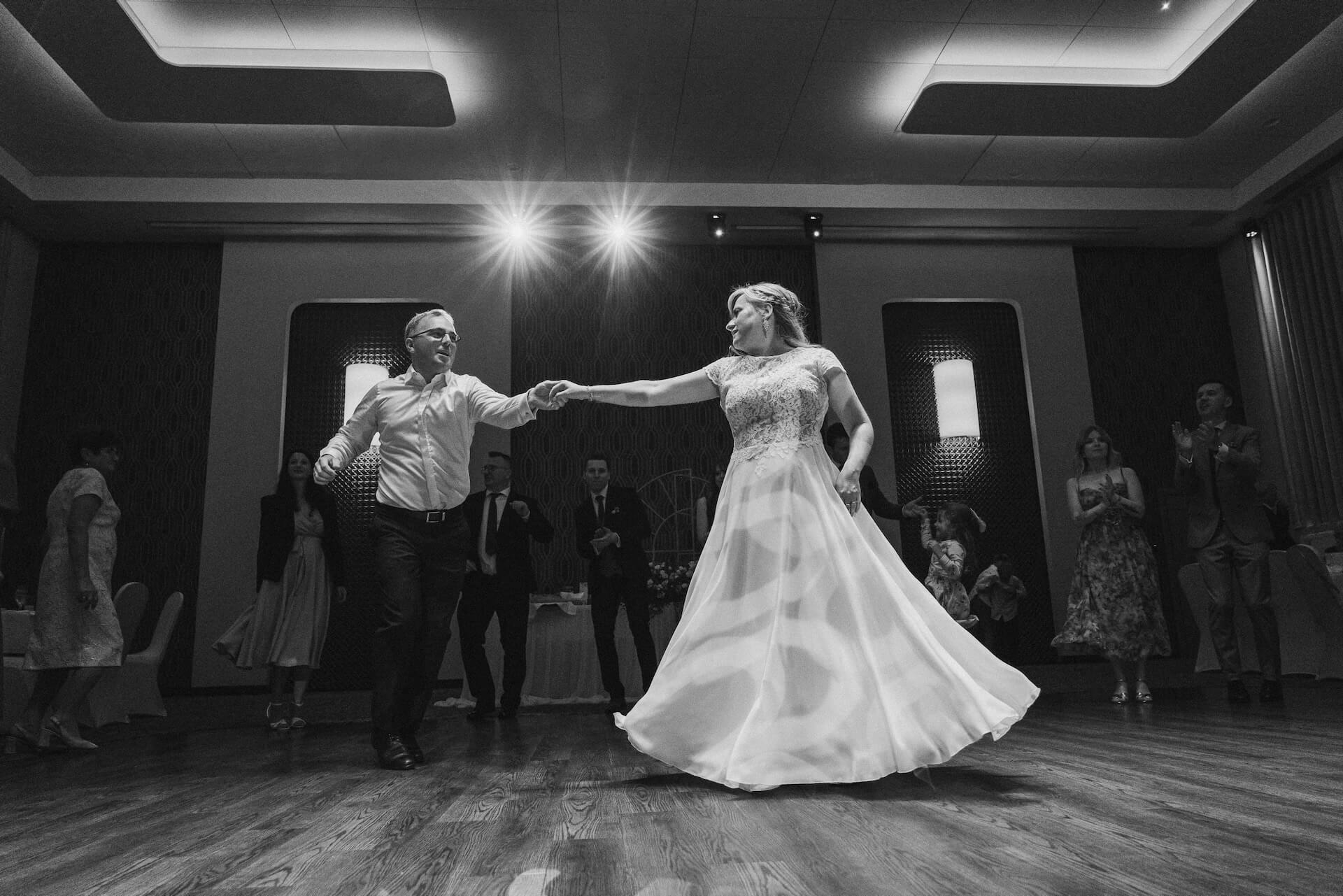 Autentyczne kadry z wesela najlepszy fotograf na slub otwock zhotel taniec gosci z panna mloda 01