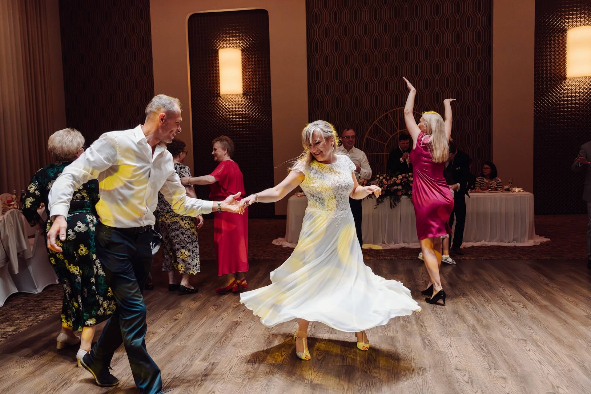 Autentyczne kadry z wesela najlepszy fotograf na slub otwock zhotel taniec gosci z panna mloda 02