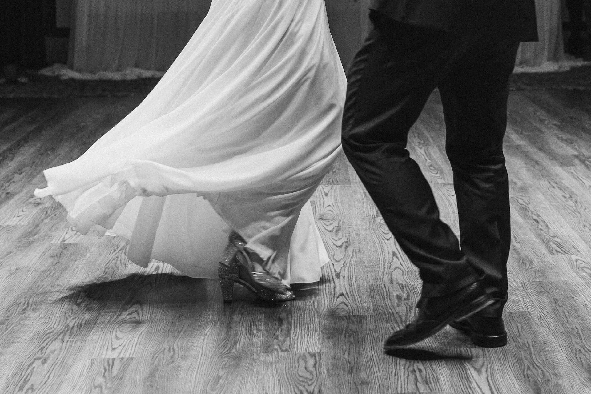 Fotograf emocji na wesele warszawa otwock zhotel sala bankietowa pierwszy taniec zdjecie w ruchu suknia pani mlodej