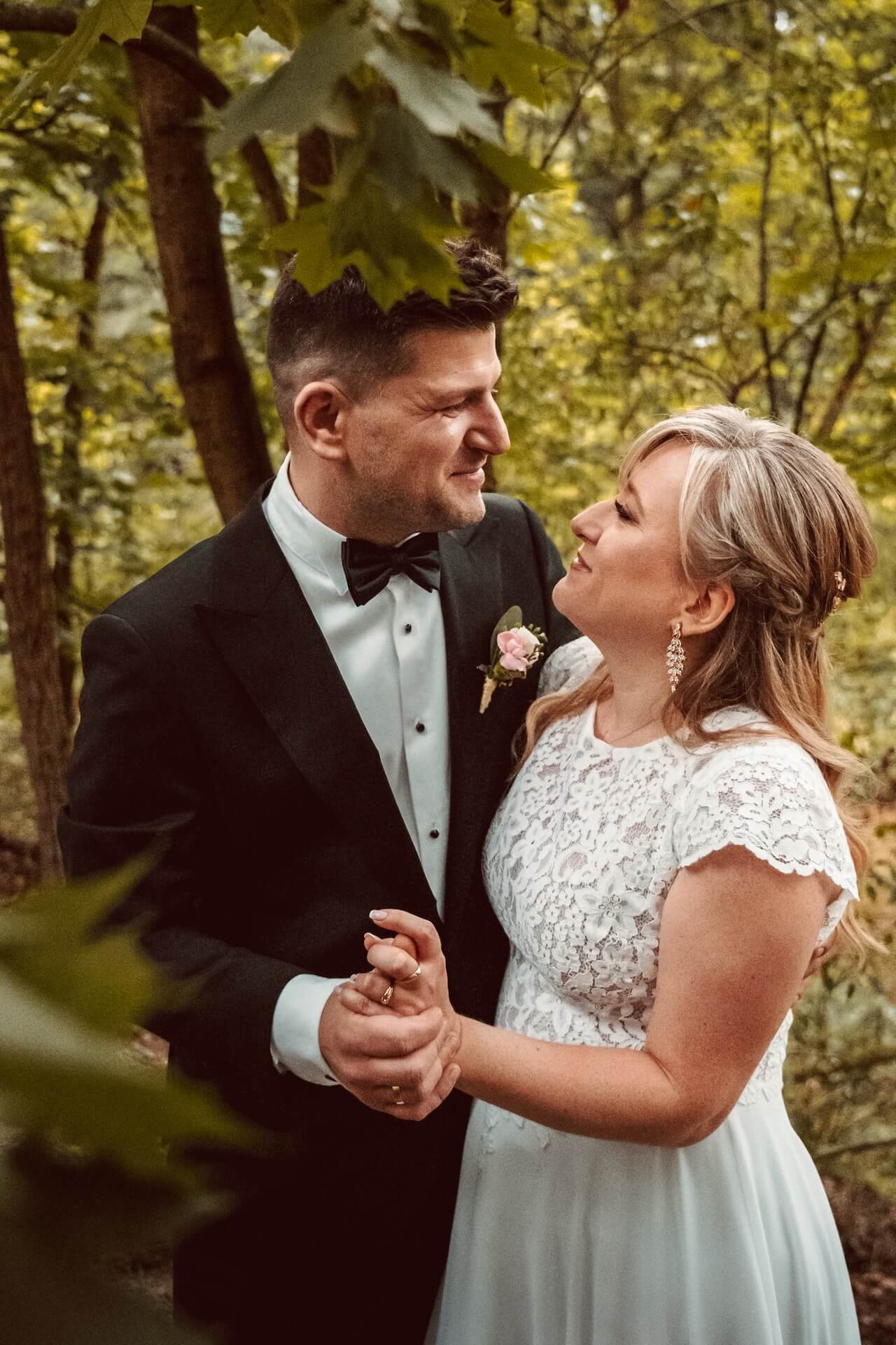 Fotograf na slub otwock sesja w dniu slubu nad rzeka swider mlodzi w objeciach 01