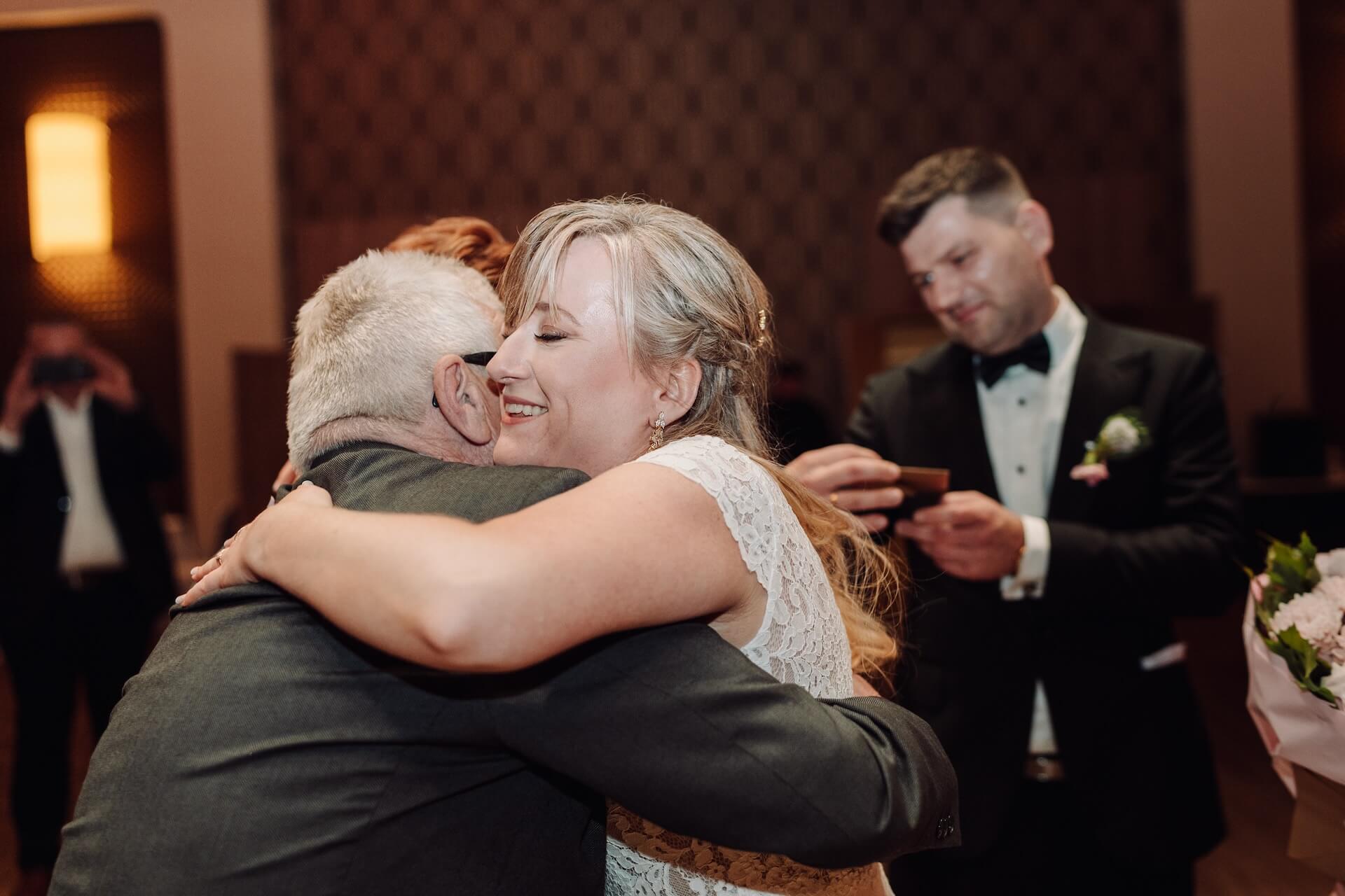 Fotograf na slub otwock zhotel przyjecie weselne podziekowania dla rodzicow wzruszony tata i panna mloda