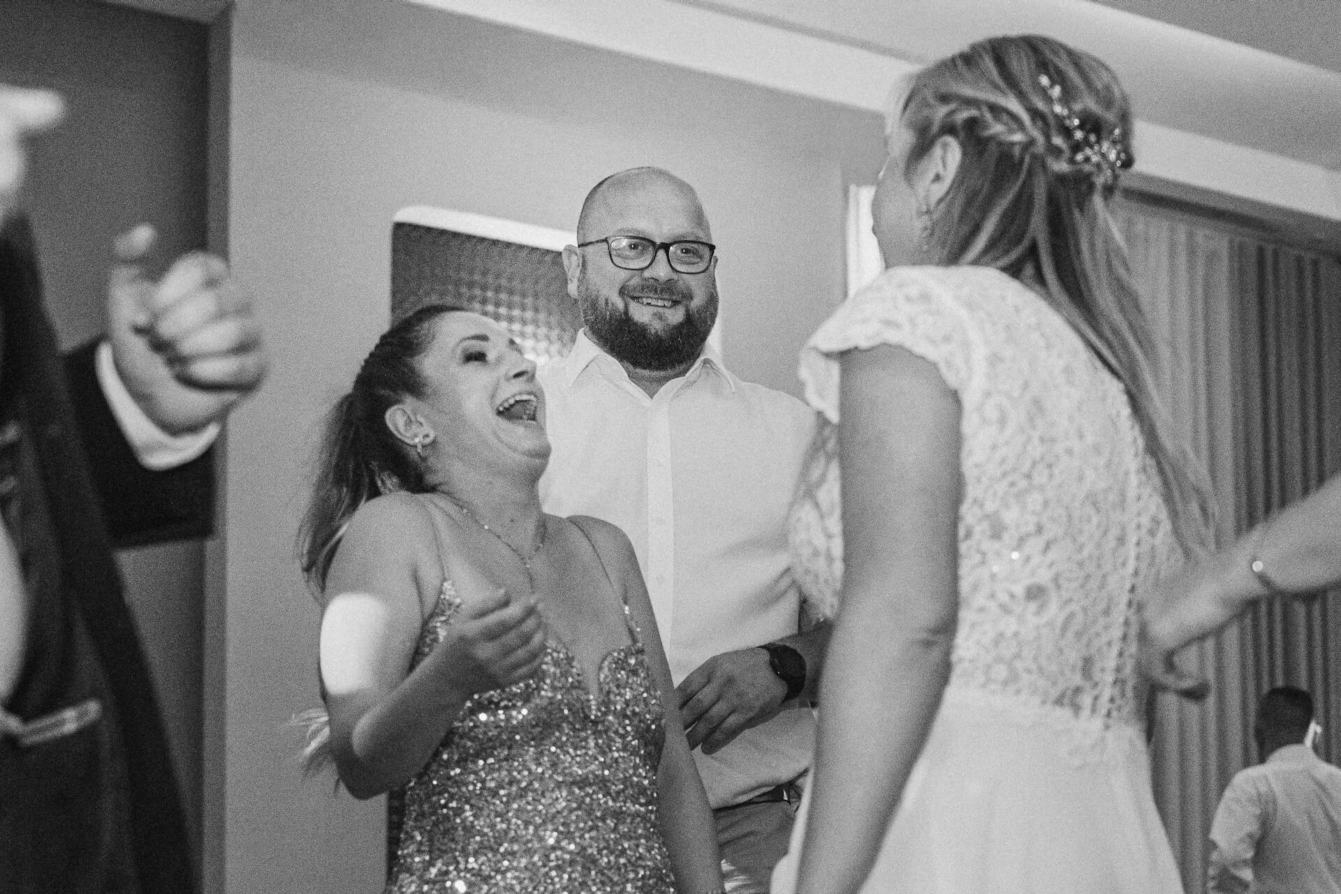 Fotografia slubna prawdziwe emocje warszawa wesele w otwocku zhotel zabawy na weselu