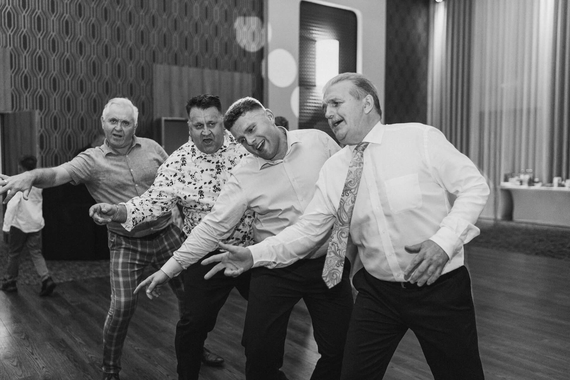 Najlepszy fotograf na slub mazowsze otwock wesele zhotel zabawa gosci na przyjeciu z dj