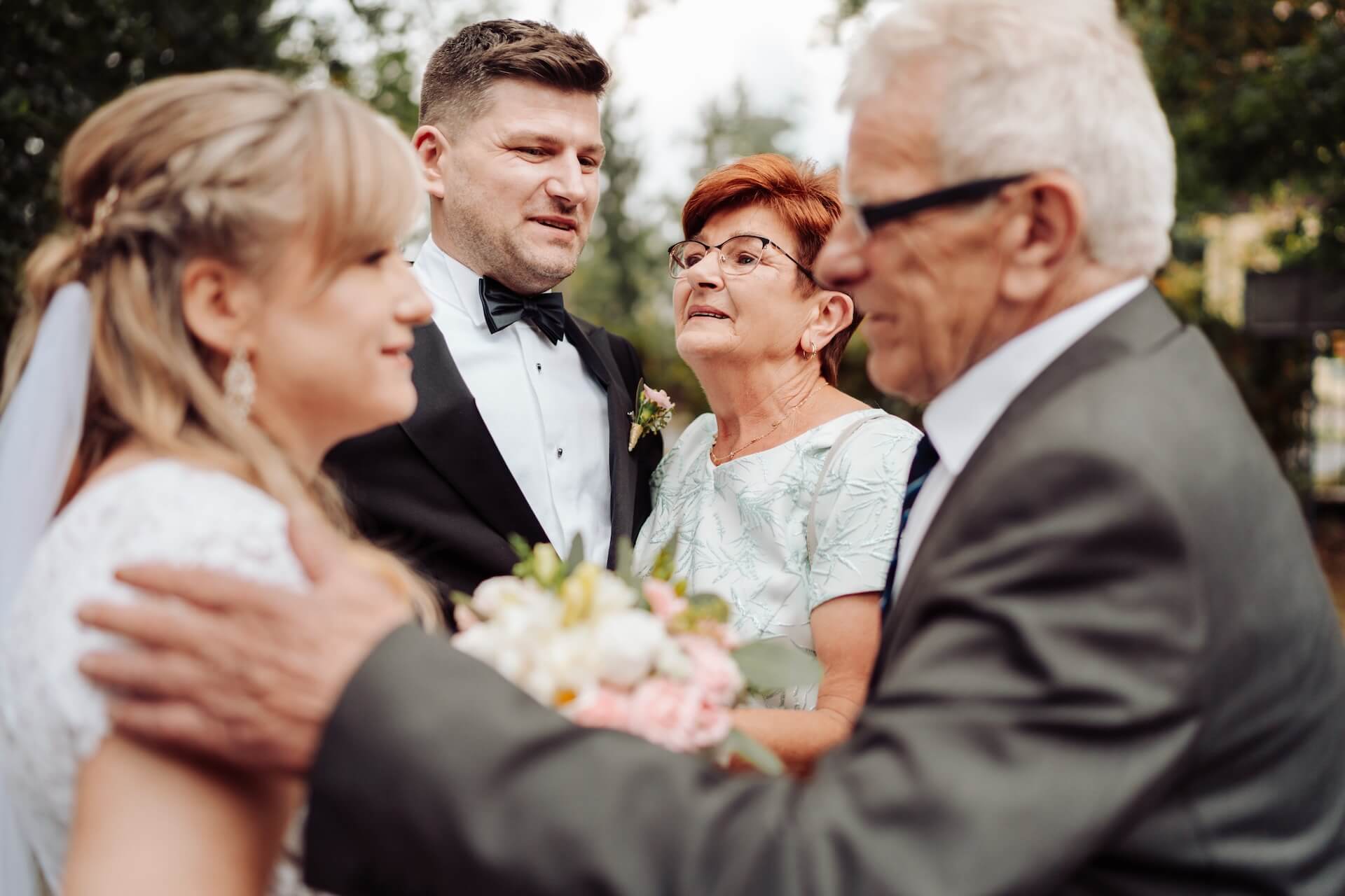 Reportaz ze slubu fotograf mazowsze autentyczne kadry zyczenia po slubie wzruszeni rodzice i para mloda 01