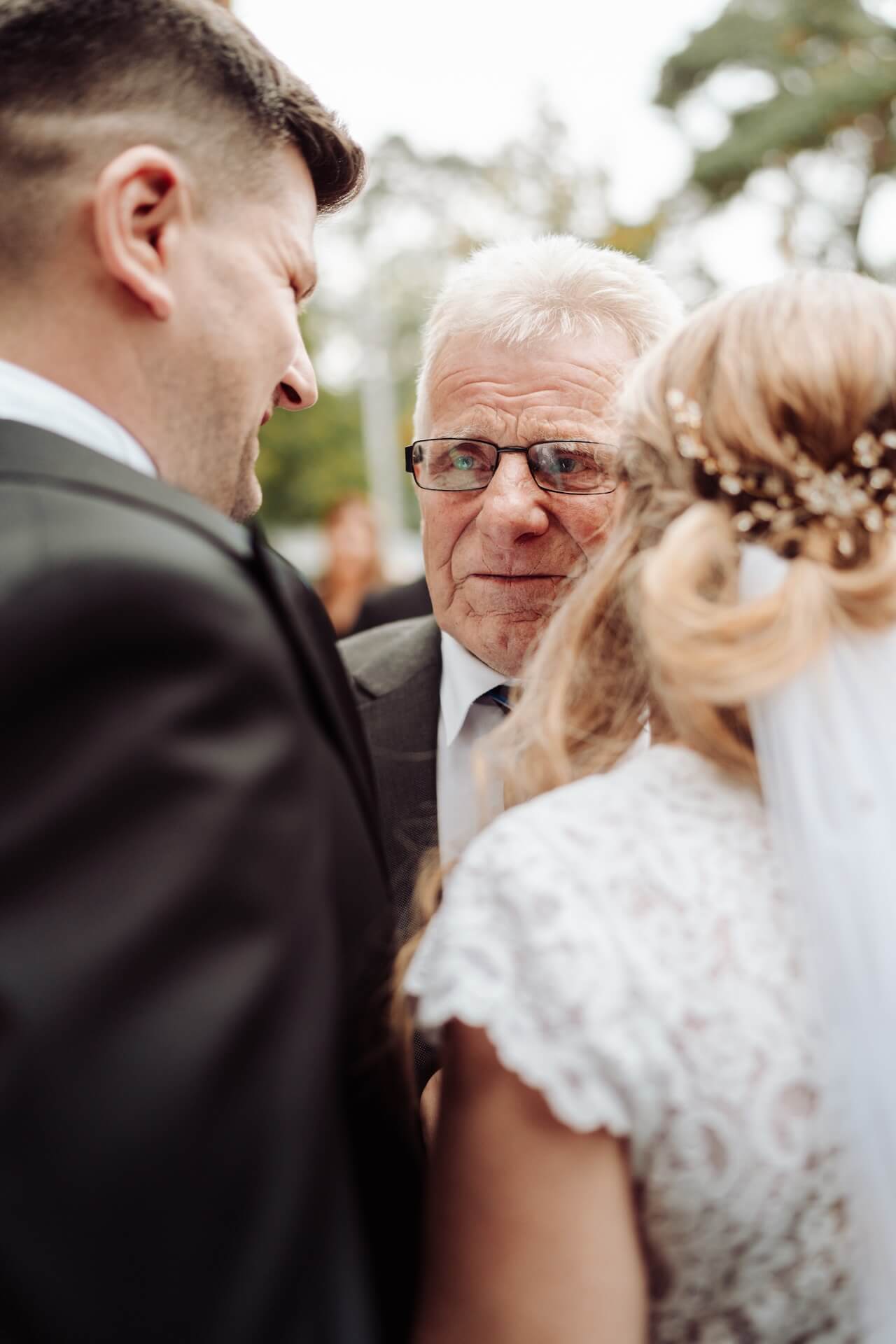 Reportaz ze slubu fotograf mazowsze autentyczne kadry zyczenia po slubie wzruszeni rodzice i para mloda 02