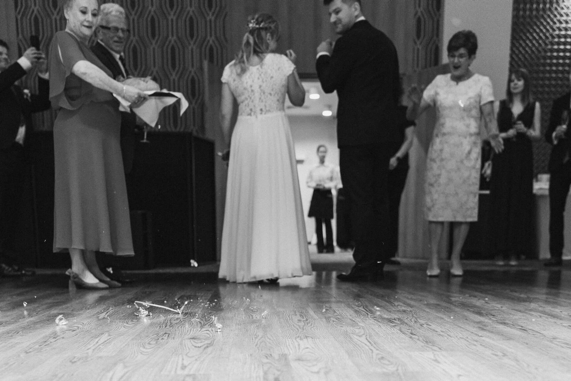 Reportaz ze slubu otwock wesele zhotel tluczenie kieliszkow po toascie weselnym