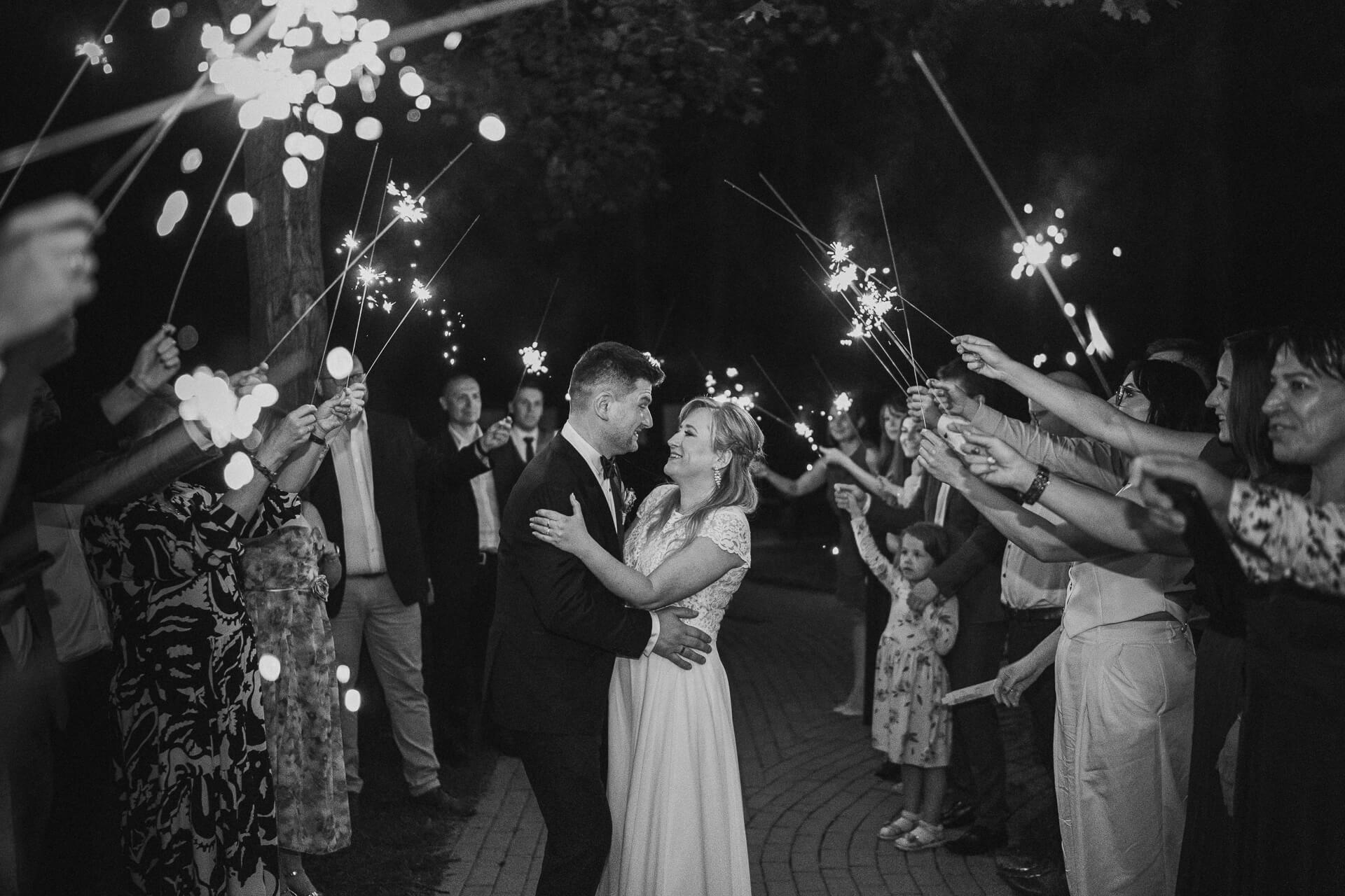 Zimne ognie na weselu – zdjęcie grupowe Otwock